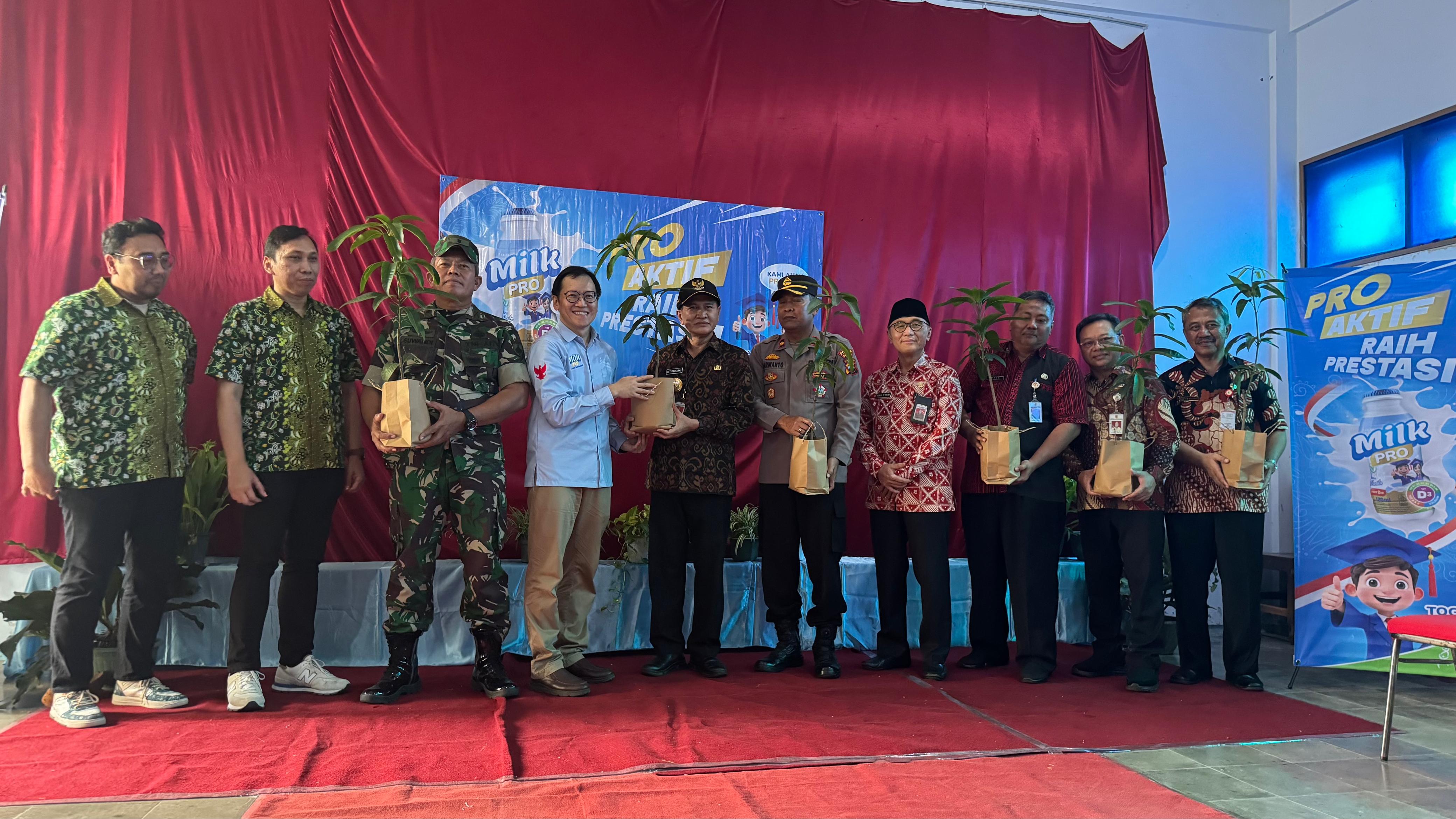 Serahkan Bibit dan Produk Susu, Bentuk Keseriusan Kalbe pada Keberlanjutan di Wonogiri 